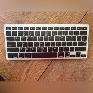 Omoton Slim Wireless Bluetooth Keyboard in Silver and Black